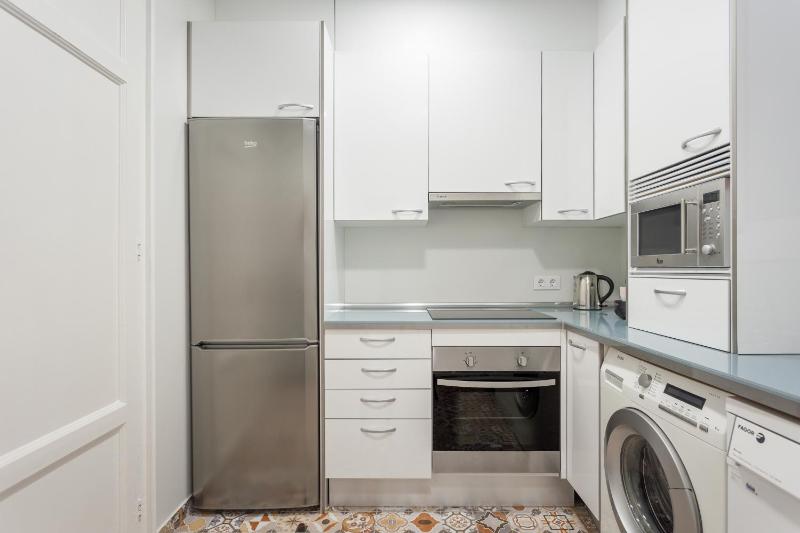 Three-Bedroom Apartment - Calle Viladomat(remodeled), 107 image 2