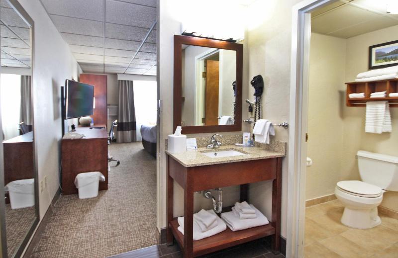 Queen Room with Two Queen Beds - Pet Friendly/Non-Smoking image 2