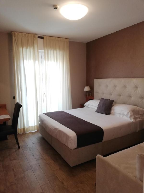 Superior Double Room with Lake View image 4