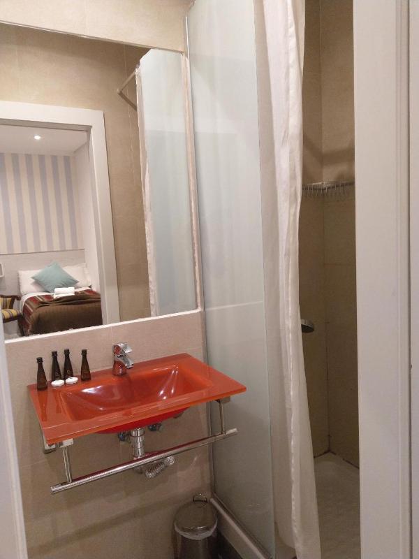 Twin Room image 3