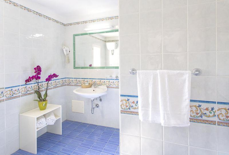Triple Room with Sea View image 4