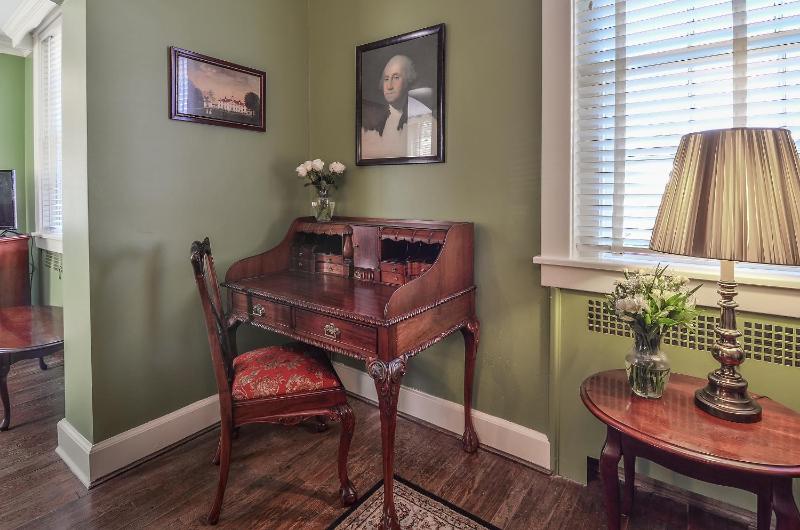 Queen Room with Twin Bed image 2