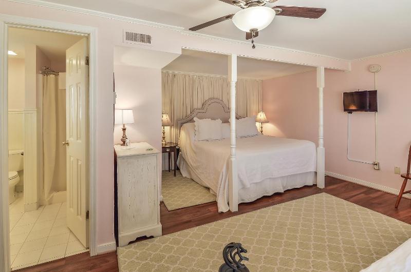 Family Room image 3