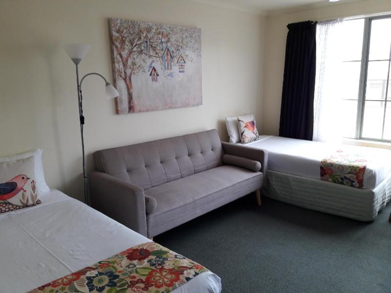 Colonial Lodge Motel - image 49