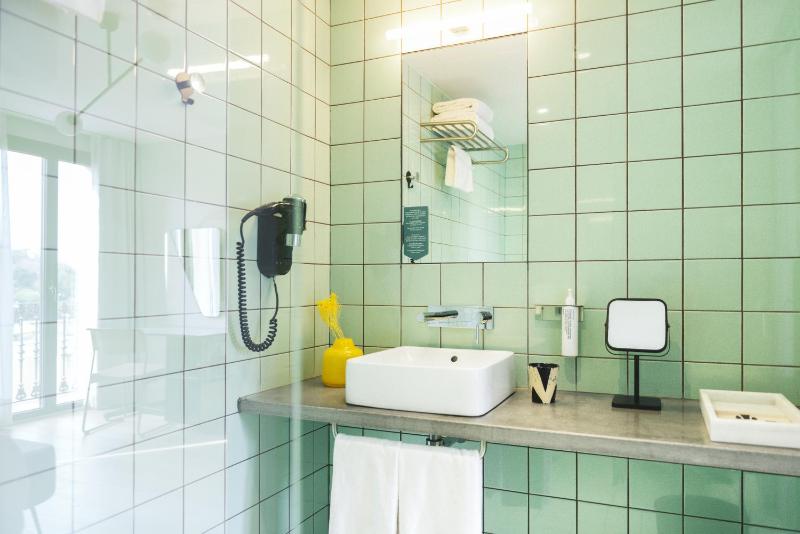 Deluxe Double or Twin Room with Balcony image 3