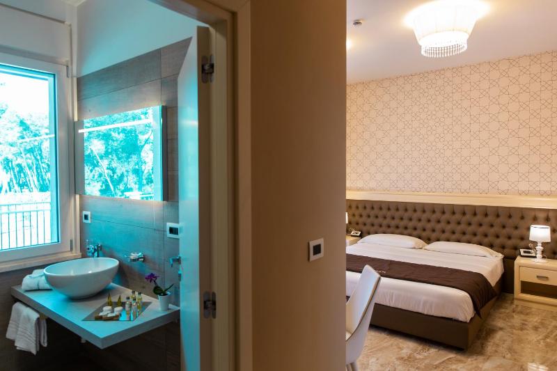 Double Room with Terrace image 4