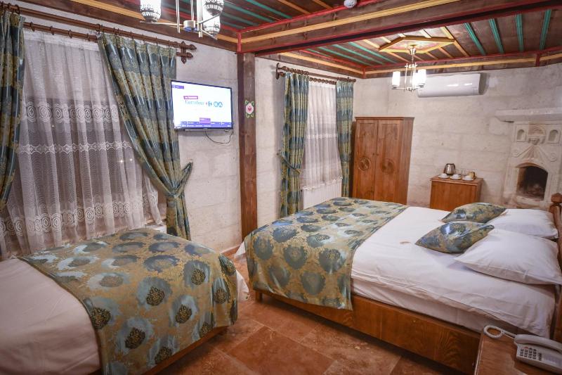 Deluxe Triple Room image 3