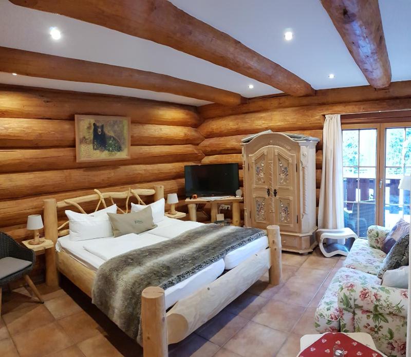 Double Room with Terrace Log House image 4