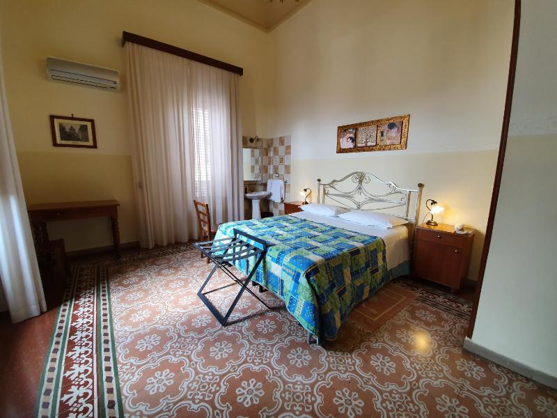 Double or Twin Room with Shared Bathroom image 1