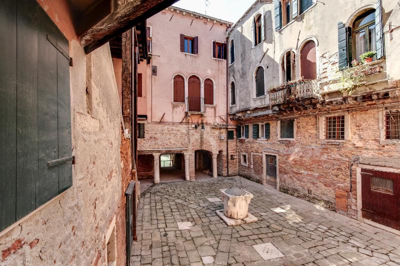 Three-Bedroom Apartment with 3 Bathrooms image 4