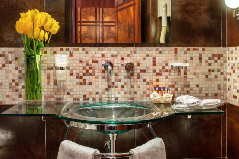 Double or Twin Room image 4