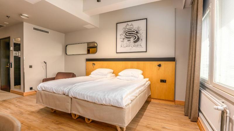 Standard Twin Room image 3