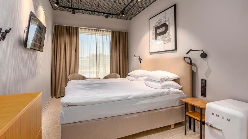 Superior King Room image 3
