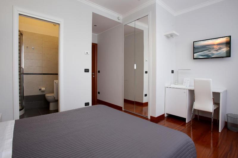 Double Superior Room with Private Bathroom image 4