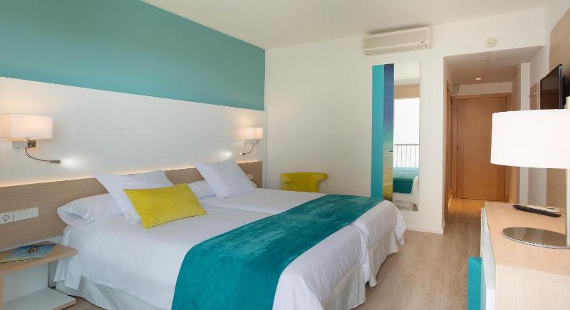 Triple Room with Balcony image 1