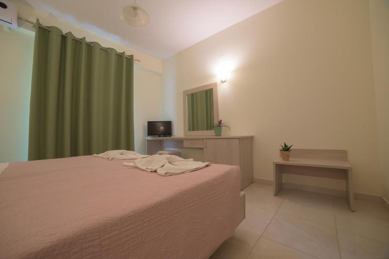 Twin Room with Garden View image 4