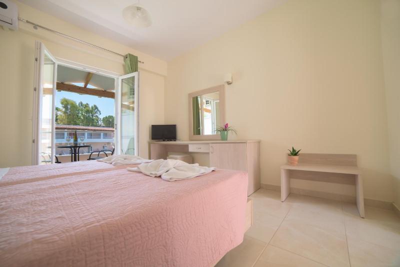 Twin Room with Garden View image 3