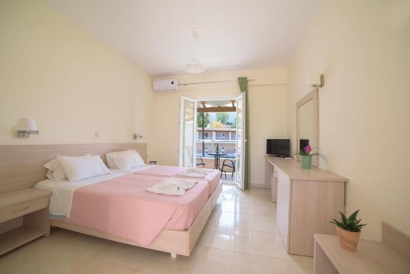 Twin Room with Garden View image 2