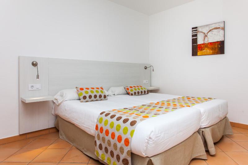 One-Bedroom Comfort Apartment with Balcony or Terrace image 4