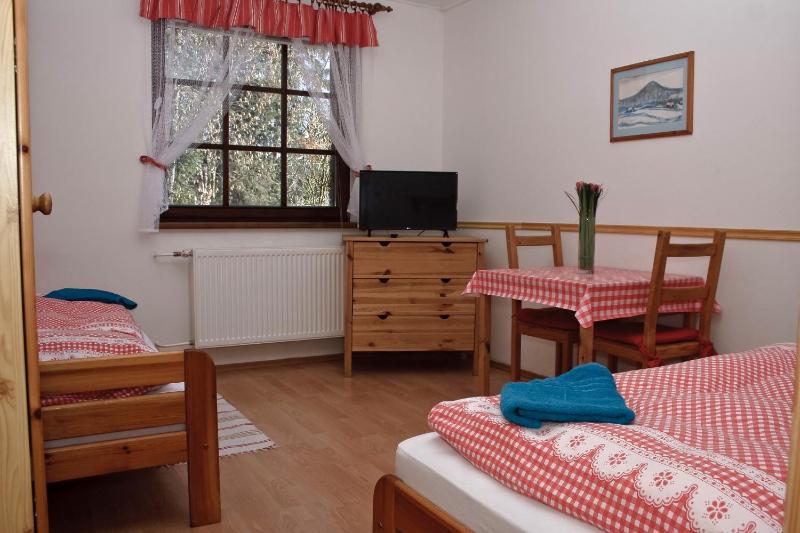Twin Room with Extra Bed image 3