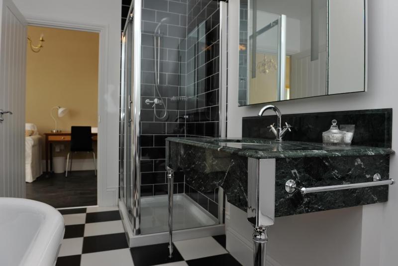 Deluxe King Room image 3