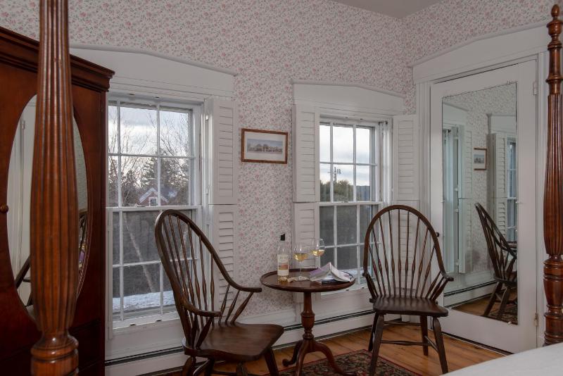 Queen Room with Garden View image 3