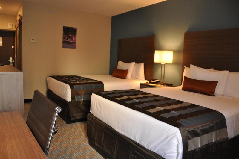 Queen Room with Two Queen Beds image 4