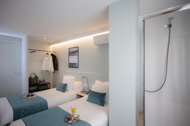 Twin Room with Private Bathroom image 3
