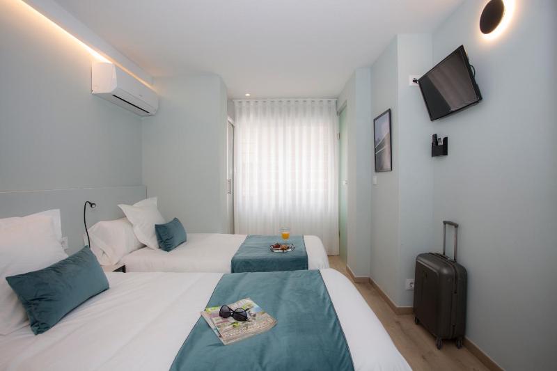 Twin Room with Private Bathroom image 1