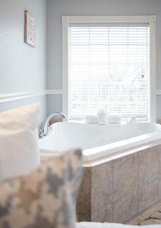 Queen Junior Suite with Fireplace & Jacuzzi image 2