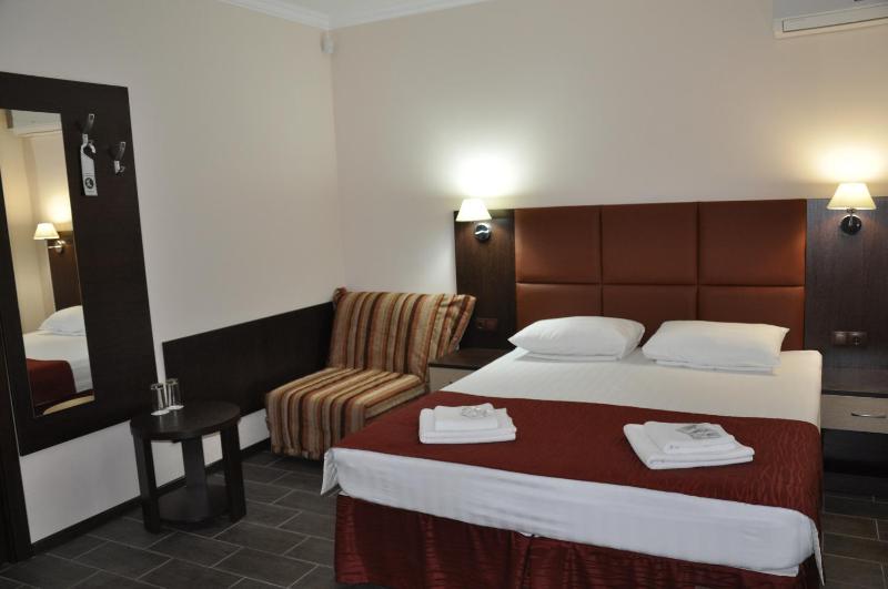 Superior Triple Room image 3