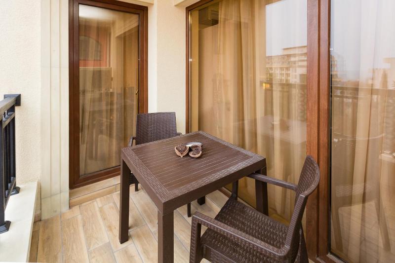 Studio with Balcony and Park View image 3