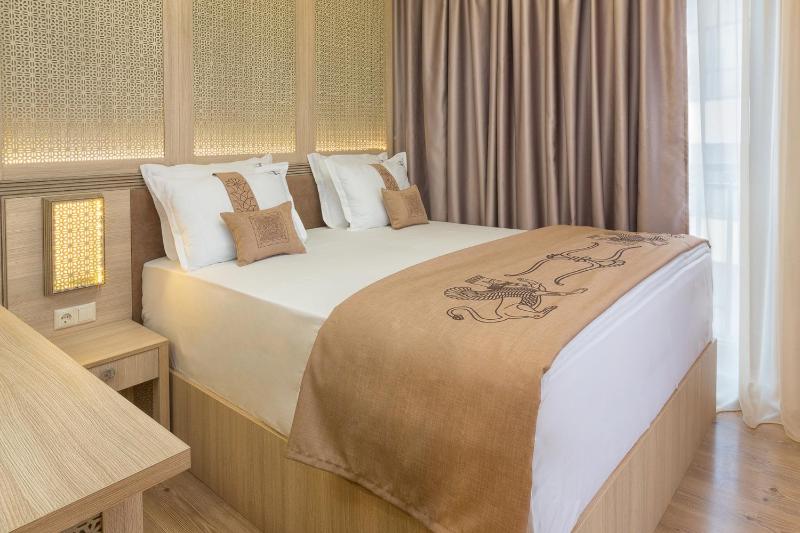 Double Room with Balcony image 2