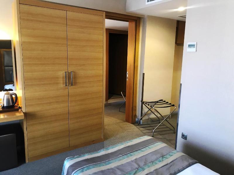 Standard Quadruple Room image 4
