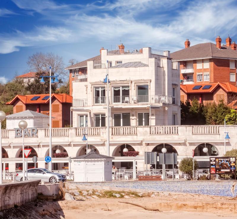 Deluxe Double Room with Spa Bath and Balcony with Sea View image 2