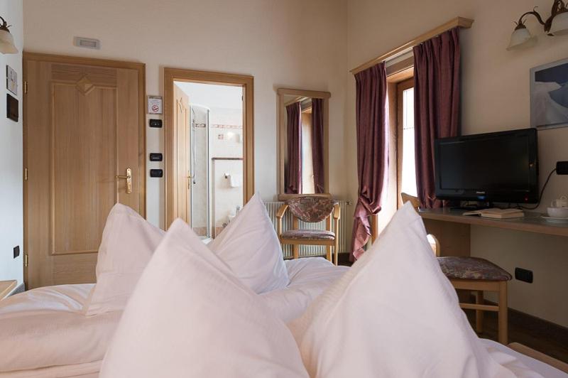 Triple Room with Mountain View image 4