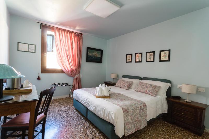Standard Double Room image 4