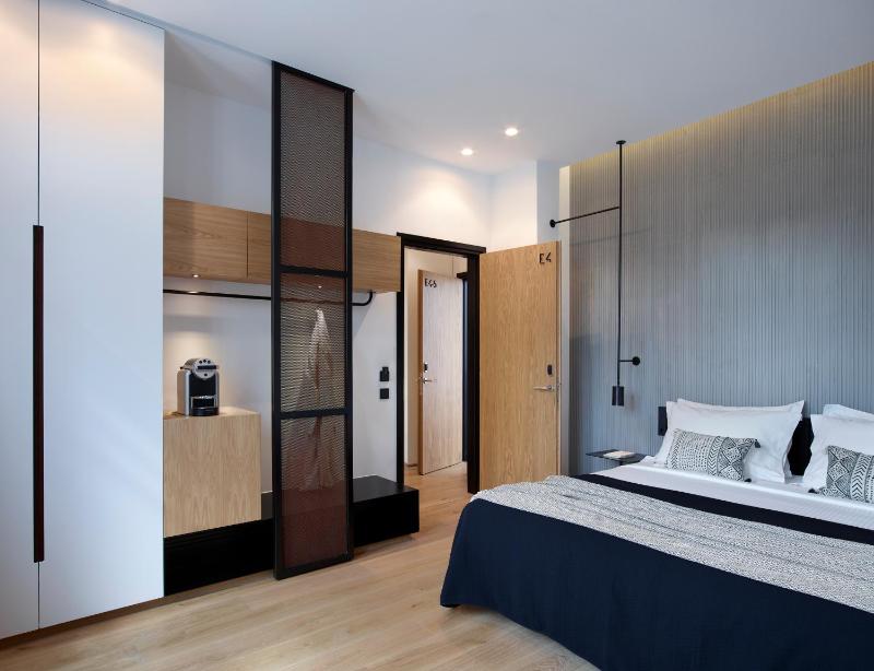 Deluxe Double Room with City View image 4