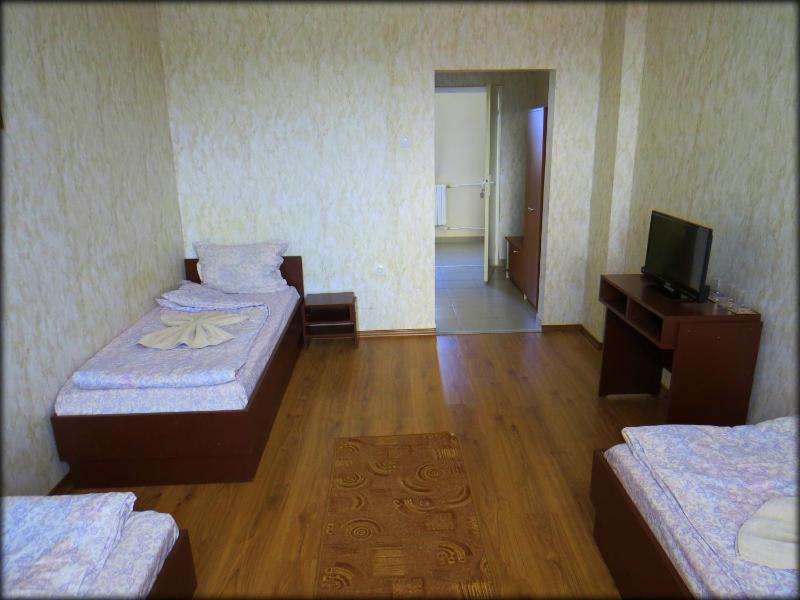 Standard Triple Room image 2