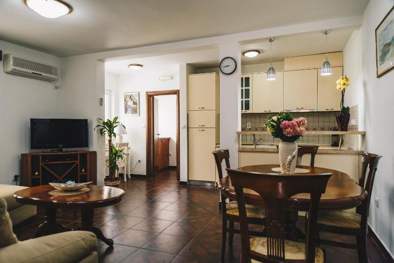 El Mar Apartments - image 7