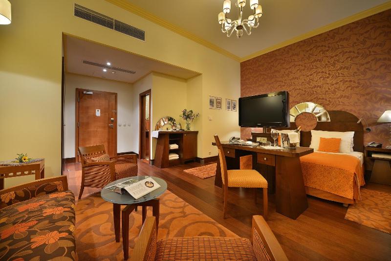 Junior Suite with Free Minibar image 3