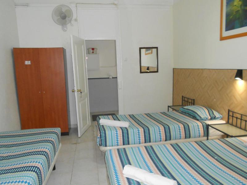 Triple Room with Shared Bathroom image 4