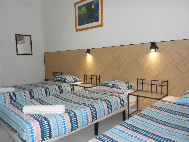 Triple Room with Shared Bathroom image 3