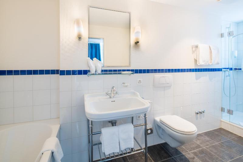 Junior Suite with Lake View image 4