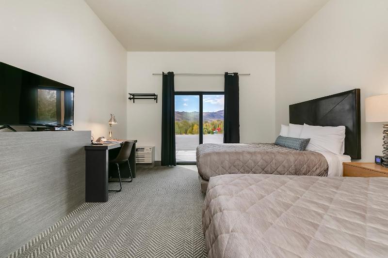 Queen Room with Two Queen Beds image 3