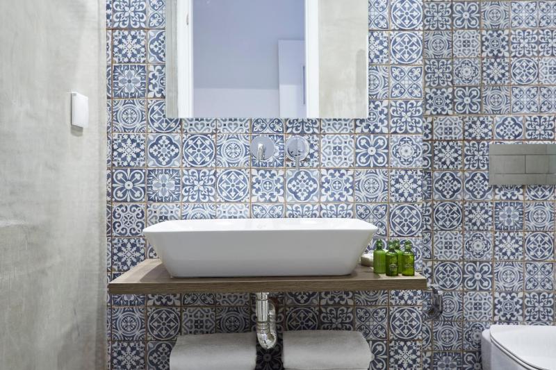 Luxury n Chic Athens Museum Apt - image 10
