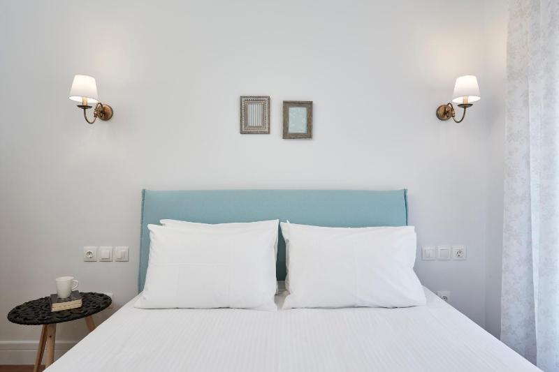 Luxury n Chic Athens Museum Apt - image 12