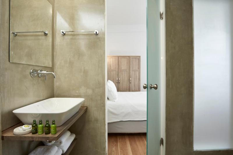 Luxury n Chic Athens Museum Apt - image 5