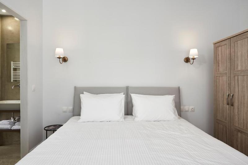 Luxury n Chic Athens Museum Apt - image 4