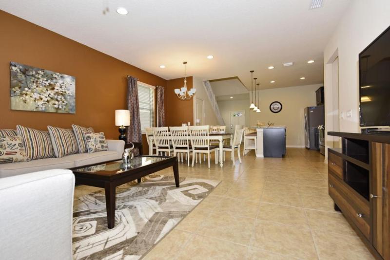 Seven-Bedroom House image 2